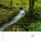 April 2027. Bach im Zauberwald, Berchtesgaden. Kalender mit Foto eines Waldes und fließendem Bach.