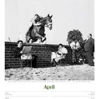 April. Reiter springt mit Pferd über zwei Personen auf Messe in Paris, 1957. Kalender: 19-25, KW16/2027.