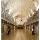 19 MAI, ein eleganter Raum mit gewölbter Decke und langen Bücherregalen, heller Marmorboden.