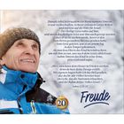 Lukas 2,25-32. Ein älterer Mann lächelt warm in die Ferne, Schneeflocken auf seiner Winterkleidung. Texte über Simeon.