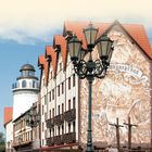 Oben steht "KALININGRAD". Mehrstöckige Fachwerkhäuser mit roten Dächern, links ein runder Turm, Straßenlaternen im Vordergrund.