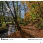 "Oktober 2027. Wanderweg an der Düssel im Neandertal bei Mettmann." Herbstlandschaft mit Fluss und Laubweg.