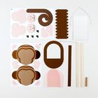 Papierteile für einen Affen-Bastelset: Kopf, Ohren, Schwanz und Pfoten in Braun und Rosa. Inklusive Stangen und Aufhängedraht.