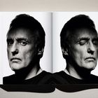 Ein geöffnetes Buch zeigt dasselbe Schwarz-Weiß-Porträt eines Mannes, links wach, rechts mit geschlossenen Augen.