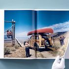 „Entering State of Idaho, Targhee National Forest“ auf Schild. Auto mit Kanu, 3 Kinder, Frau neben Schild.