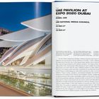 Links: Architektur mit weißen, geschwungenen Elementen. Rechts: Text über den UAE-Pavillon bei der Expo 2020 Dubai.