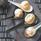 Text beschreibt Dumplings, bei deren Anstechen Suppe austritt. Dumplings liegen auf Löffeln, neben einer Schale.