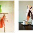 Links: Grünes Glasobjekt, orangefarbenes Kleidungsstück. Rechts: Ballettschuhe auf Tassen.