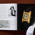 Links oben Text über "Cartier Tank, ex-Jacqueline Kennedy Onassis", daneben schwarz-weiß Foto, rechts farbiges Foto einer Uhr.