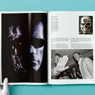 Texte zu Filmen über Terminator, ein Cyborg-Bild links und Schwarz-Weiß-Foto von lachenden Männern rechts.