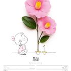 „Mai“ steht in der Mitte. Zeichnung: Kind sitzt, schaut auf Blume, echte rosa Blüten und grüne Blätter. Unten Wochentage.