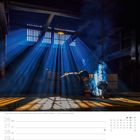 "Feuerstelle in einem traditionellen japanischen Haus - Präfektur Nagano." Sonnenlicht strahlt durch Fenster, Person am Kamin.