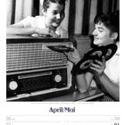 April/Mai. Zwei lächelnde Personen interagieren mit einem Retro-Radio und Schallplatten. Kalenderdaten: 26. April - 2. Mai.