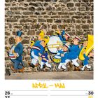 April - Mai. Illustration einer Band in bunten Uniformen, die auf einer gepflasterten Straße marschiert. Datum unten.