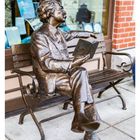 20. Mai, Mark Twain-Skulptur vor einer Buchhandlung, sitzend lesend auf einer Bank. Kalender mit Wochentagen unten.