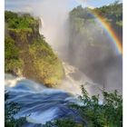 "20 MAI, MO 17 DI 18 MI 19 DO 20 FR 21 SA 22 SO 23. Regenbogen über den Victoriafällen, Simbabwe." 

Ein Wasserfall mit Regenbogen.