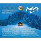 "Erfüllung" steht in großer Schrift. Ein beleuchtetes Haus im verschneiten Wald, umgeben von Tannen.
