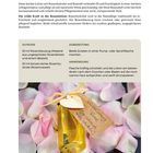 HARMIERENDE ROSEN-SCHÜTTELLOTION. Rezept für eine Lotion mit Rosenhydrolat. Zutaten mit Rosenölauszug. Foto: Glasflasche auf Rosenblättern.