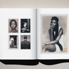 Links oben steht "408". Links sind vier Schwarz-Weiß-Fotografien, rechts eine große Schwarz-Weiß-Fotografie.