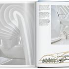 Seite 441. Text beschreibt fließende Innenarchitektur und beleuchtete Treppen. Fotos und eine architektonische Zeichnung.