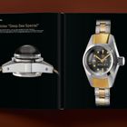 1966 Rolex "Deep Sea Special". Links Uhrenprofilansicht, rechts Vorderansicht einer Metall-Armbanduhr auf schwarzem Hintergrund.