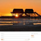 Mai 2027 Kalenderblatt, Sonnenuntergang über Pfahlbauten am Strand von Sankt Peter-Ording, Schleswig-Holstein.