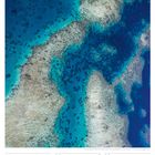 Kalenderseite mit Datumsangaben. Blick auf ein Korallenriff im türkisblauen Meer. Unterer Text: "18. Woche 2027 MAI".