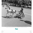 Mai. Mädchen auf Dreirad-Sulky mit Pferd, Frankreich, 1950er. Kalender mit Wochentagen. Christi Himmelfahrt am 6. Mai.