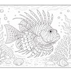 Ein Fisch mit langen Stacheln schwimmt zwischen Korallen und Algen. Im Vordergrund sind Muscheln und Steine.