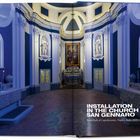 "Installation in the Church of San Gennaro", königlicher Park von Capodimonte, Neapel. Innenraum mit Altären und Statuen.