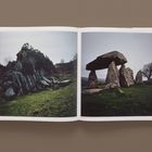 Links "Pembrokeshire 2008", rechts "Pentre Ifan, 2008". Zwei Landschaftsfotos mit grünen Hügeln und Steinformationen.