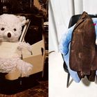 Links: Ein großer weißer Teddybär trägt ein Schild, in einem Auto sitzend. Rechts: Ein blauer Plüschesel mit Jacke.