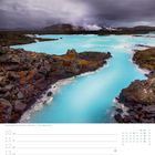 Kalenderseite der 19. Woche im Mai zeigt eine blau leuchtende Lagune bei Grindavík unter bewölktem Himmel.