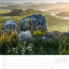 Kalenderseite mit Fotografien von Skadarsee Montenegro. Grüne Hügel unter blauem Himmel. Text: 19. Woche, Mai.