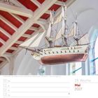 Neben dem Schiffmodell in einer Kirche steht: "19. Woche, Mai 2027". Der Kalender zeigt den Monat Mai.