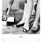 Texte: "Mai", "Pfingstsonntag", "KW19/2027". Zwei Frauenbeine, eine gestreifte Strumpfhose, passende Tasche, 1950er-Stil.