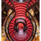 "22 MAI/JUN" und Wochentage: MO 31, DI 01, MI 02, DO 03, FR 04, SA 05, SO 06. Rote, geschwungene Treppe in einer Buchhandlung.