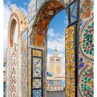 22 MAI/JUN, MO 31, DI 01, MI 02, DO 03, FR 04, SA 05, SO 06. 
Bunte Fliesenbögen, Minarett, blauer Himmel.