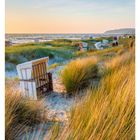 22 MAI/JUN, MO 31 DI 01 MI 02 DO 03 FR 04 SA 05 SO 06; Strandkörbe an Dünen im Sonnenuntergang.