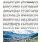 Die Hauptstadt Thimphu, Text beschreibt die Anreise und Architektur. Farbfoto zeigt Stadtansicht mit Bergen im Hintergrund.