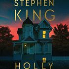 "Stephen King, Holly, A Novel" steht in großen Buchstaben. Davor ein altes Haus bei Sonnenuntergang, mit hell erleuchteten Fenstern.