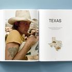 "Texas" in großer Schrift, Zitat von Thomas Jefferson darunter. Karte Texas' mit Symbolen. Cowboy mit Tattoo auf der anderen Seite.