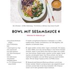 BOWL MIT SESAMSAUCE. Zutaten sind Reisbändnudeln, Edamame, Ingwer, Limettensaft, Sojasauce, Tahin, Rotkohl, Spinat.