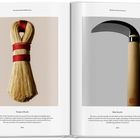 Links "Tampico Brush", rechts "Mini Scythe". Links ein gebündelter Pinsel, rechts eine kleine Sense mit Holzgriff.