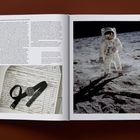 Links: Omega Speedmaster Professional, Berichtseite mit Uhr. Rechts: Astronaut in Raumanzug auf der Mondoberfläche.