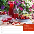 Die Welt gehört dem, der sie genießt. Giacomo Leopardi. Kirschsaft und Beeren auf einem Tisch, blühende Blumen im Hintergrund.