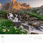 Kalenderblatt, 20. Woche, Mai, Landschaft: Bergmassiv, blühende Wiese und Wasserfall. Datumsbereich: 17.-23. Mai.