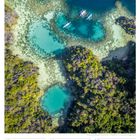 17 Mo, 18 Di, 19 Mi, 20 Do, 21 Fr, 22 Sa, 23 So, Pfingstmontag, 20. Woche 2027, Mai. 

Kalender und Luftaufnahme einer Küste mit klarem Wasser und Booten.