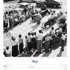 Seifenkistenrennen, Großbritannien, 1950er. Kinder und Erwachsene schauen zu. Alte Autos und Fahrräder im Hintergrund.