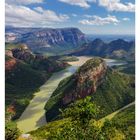 23. Juni, Mo 07 bis So 13. Eindrucksvolle Landschaft mit Fluss und Bergen unter blauem Himmel.